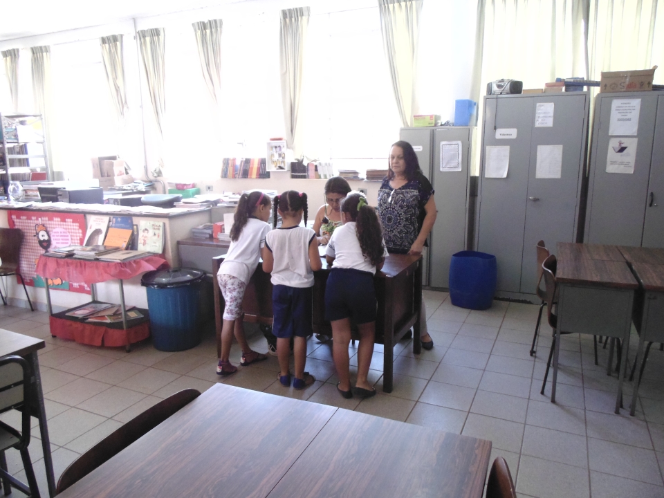 Crianças sendo atendidas na Escola Sandoval Soares de Azevedo